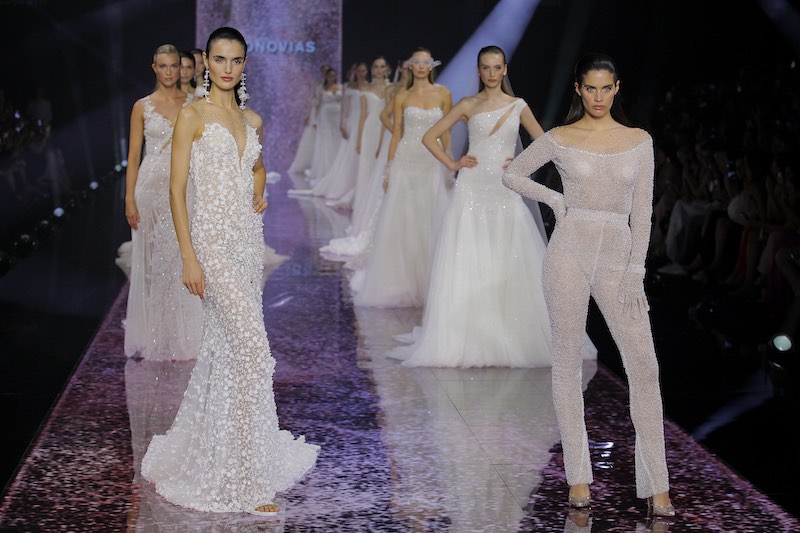 In questa foto le modelle posano sulla passerella della sfilata di Abiti da sposa Pronovias 2024, l'ultima firmata dalla direttrice artistica uscente del brand: Alessandra Rinaudo