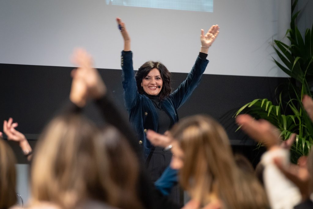 In questa immagine Roberta Torresan sul palco durante un suo corso 