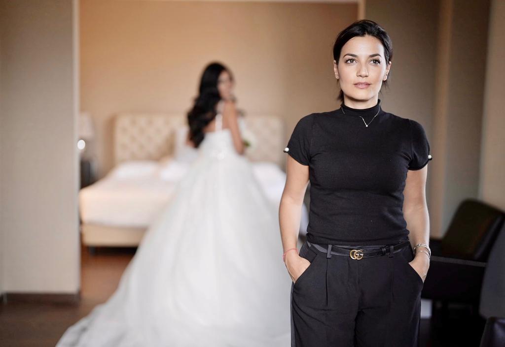 In questa immagine la Wedding planner con una sua sposa 