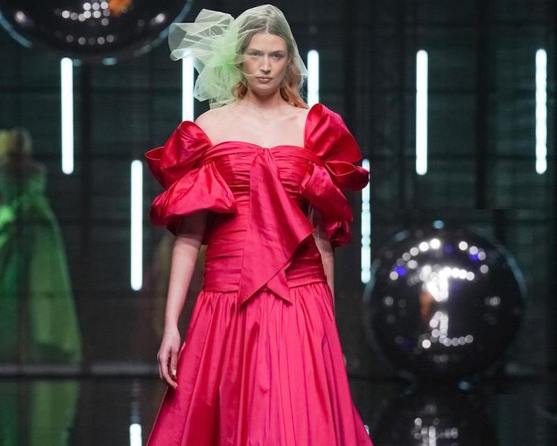 In questa foto una modella sfila indossando uno degli abiti della collezione Elisabetta Polignano Cerimonia 2024
