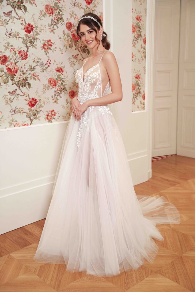 In questa immagine un abito da sposa Annais Bridal 2024 con corpetto in pizzo e gonna in tulle 