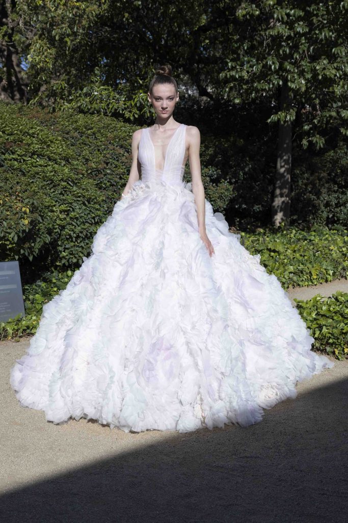 In questa immagine un abito da sposa Ines Di Santo 2024 con maxi Rouches nella tonalità del rosa. 