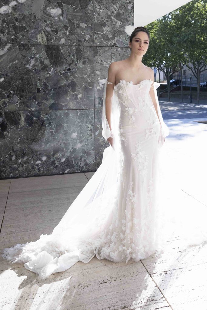 In questa immagine un abito da sposa Ines Di Santo 2024 interamente in pizzo con decorazioni floreali.