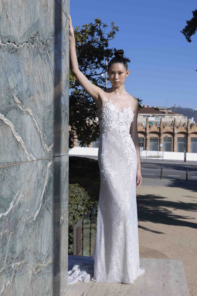 In questa immagine un abito da sposa Ines Di Santo 2024 interamente in pizzo con decorazioni floreali.