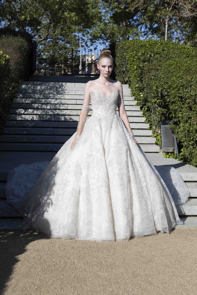 In questa immagine un abito da sposa da principessa con decorazioni preziose.