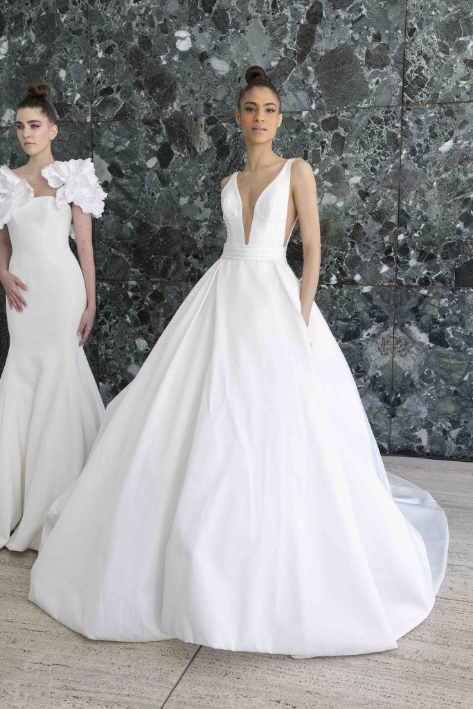 In questa immagine un abito da sposa ampio con scollatura profonda realizzato della stilista 