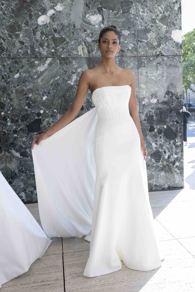 In questa immagine un abito da sposa Ines Di Santo 2024 minimal ed elegante.