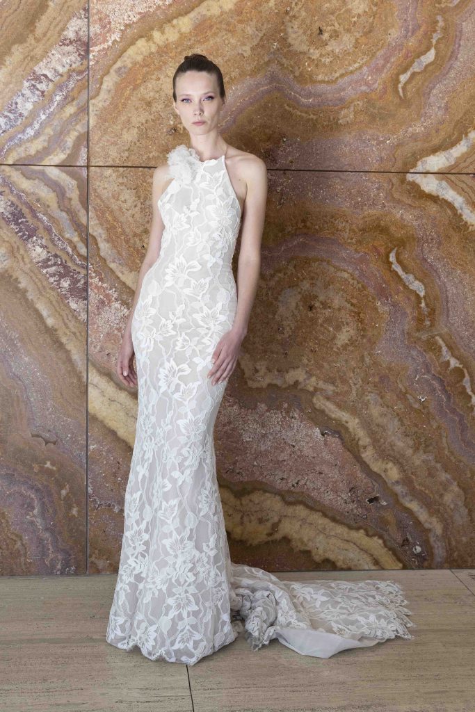 In questa immagine un abito da sposa Ines Di Santo 2024 interamente in pizzo con decorazioni floreali.