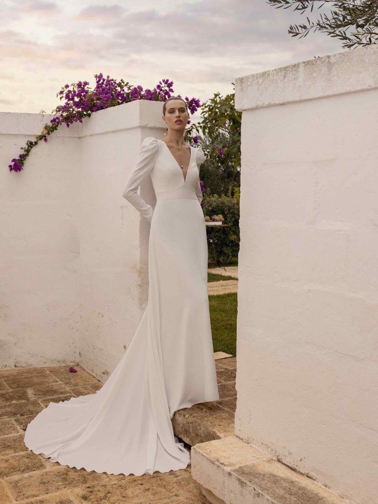 In questa immagine un abito da sposa  da sposa minimal ed elegante. 