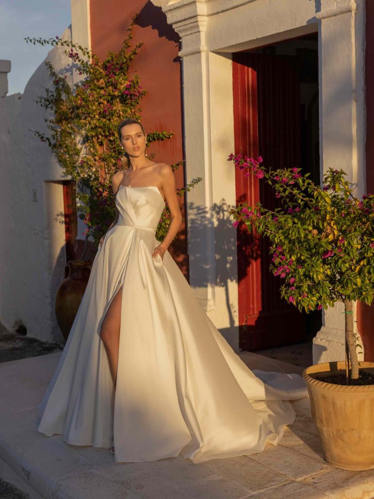 In questa immagine un abito da sposa di Adorious Collection by Modeca 2024 con spacco profondo. 