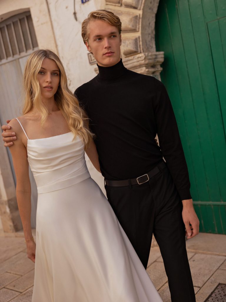 In questa immagine un abito da sposa  Adorious Collection by Modeca 2024 minimal ed elegante. 