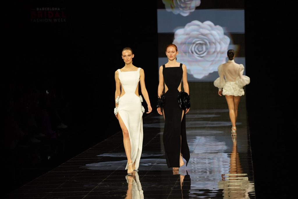 In questa immagine due modelle indossano lo stesso abito declinato in bianco ed in nero.
