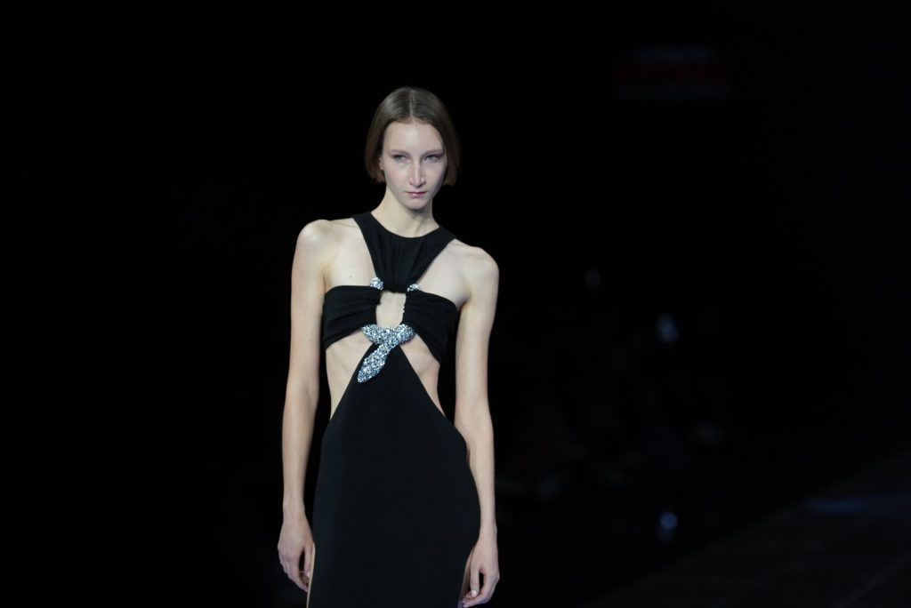 In questa immagine una modella indossa un bridal dress nero con dettagli cut out.