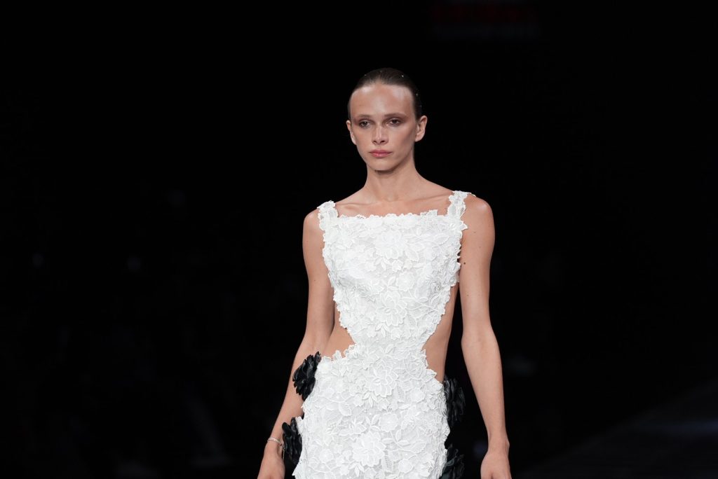 In questa immagine una modella indossa un abito da sposa Isabel Sanchis 2024 con dettagli cut out.