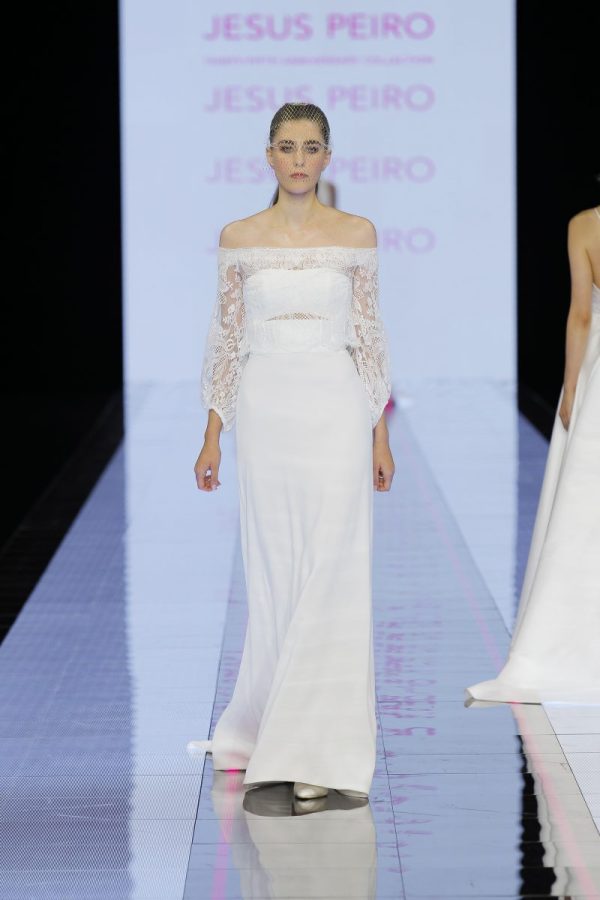In questa immagine un vestito del brand spagnolo con crop top e una maglia in pizzo con maniche lunghe.