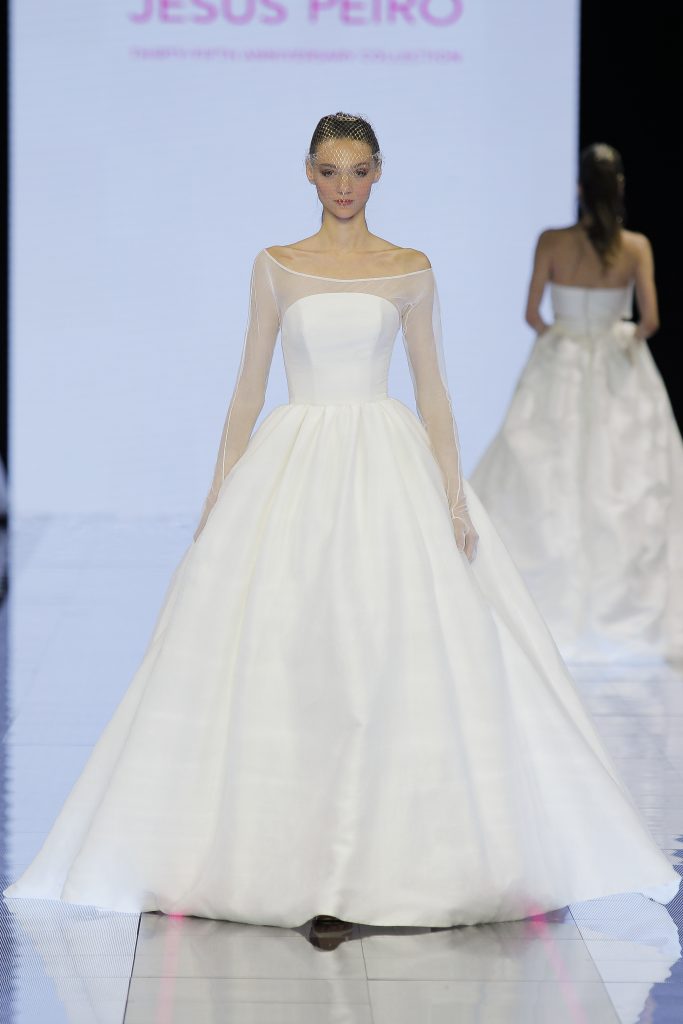 In questa immagine un abito da sposa Jesus Peiro 2024 miminal e sobrio. 