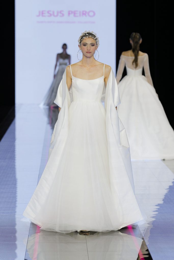 In questa immagine un modello dell'azienda spagnola con gonna in tulle e corpetto in raso di seta. 