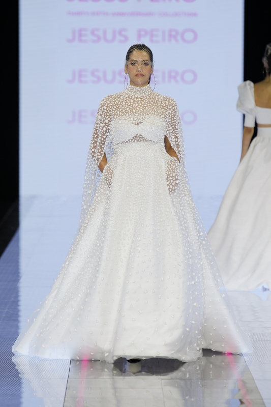 In questa immagine un abito da sposa Jesus Peiro 2024 interamente ricamato con piccole pietre preziose. 