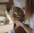 Acconciature da sposa per capelli mossi 2023: 7 tendenze per l’estate