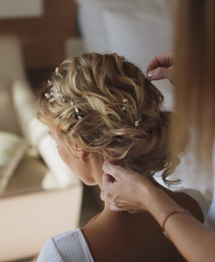 Acconciature da sposa per capelli mossi 2023: 7 tendenze per l’estate