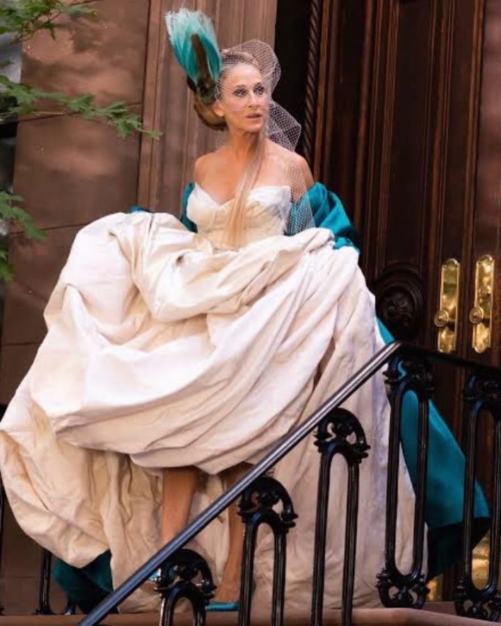 In questa foto un frame di And Just Like That 2 con Carrie che indossa l'abito da sposa di Vivienne Westwood