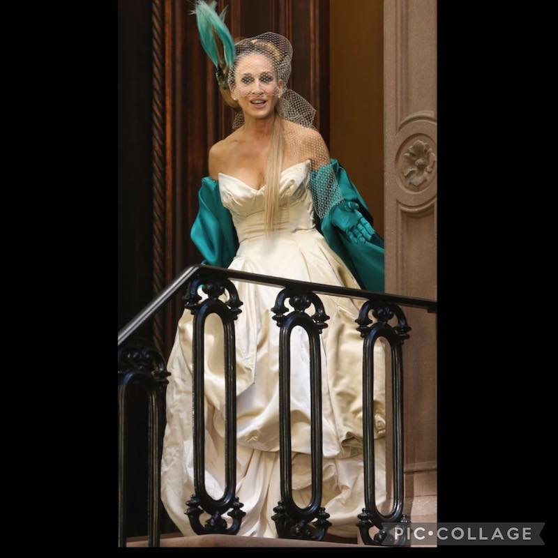 In questa foto un frame di And Just Like That 2 con Carrie che indossa l'abito da sposa di Vivienne Westwood