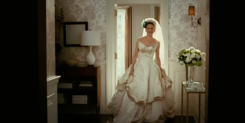 In questa foto un frame del film Sex and the City con Carrie che indossa l'abito da sposa di Vivienne Westwood