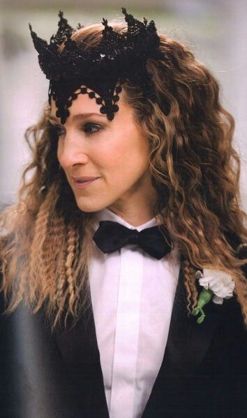 In questa foto un dettaglio di Carrie Bradshaw in smoking maschile coroncina nera per il matrimonio di Stanford Blatch