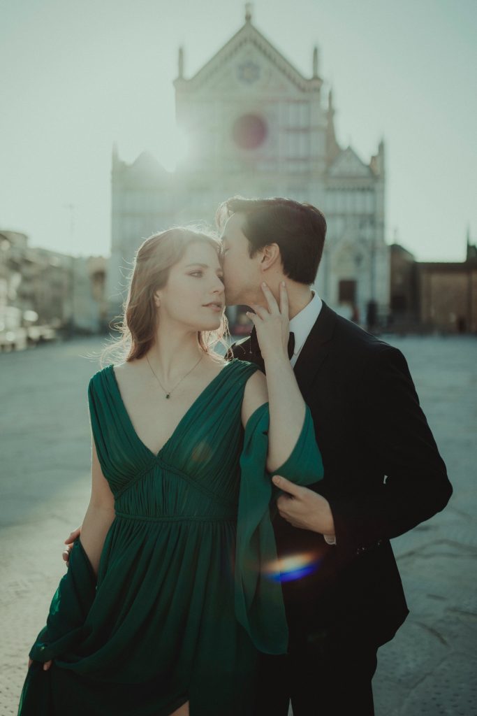 In questa foto l'engagement di Ali e Adam realizzato davanti al Duomo di Firenze da Studio Bacci, tra i migliori fotografi di matrimonio in Toscana