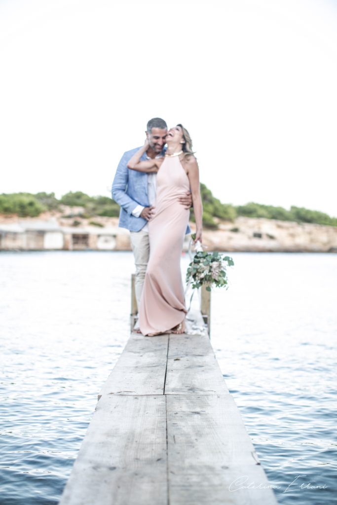 In questa foto Lores e Aurelio dopo il loro matrimonio a Ibiza: un abbraccio in riva al mare immortalato da Caterina Errani, tra i fotografi di matrimonio a Firenze iscritti ad ANFM