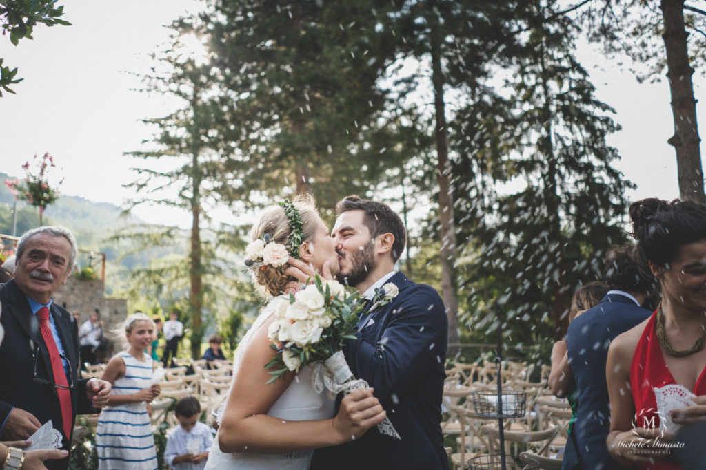 In questa foto Claudia e Sandro si baciano al termine del rito civile del loro matrimonio immortalati da Michele Monasta, tra i fotografi di matrimonio a Firenze iscritti ad ANFM