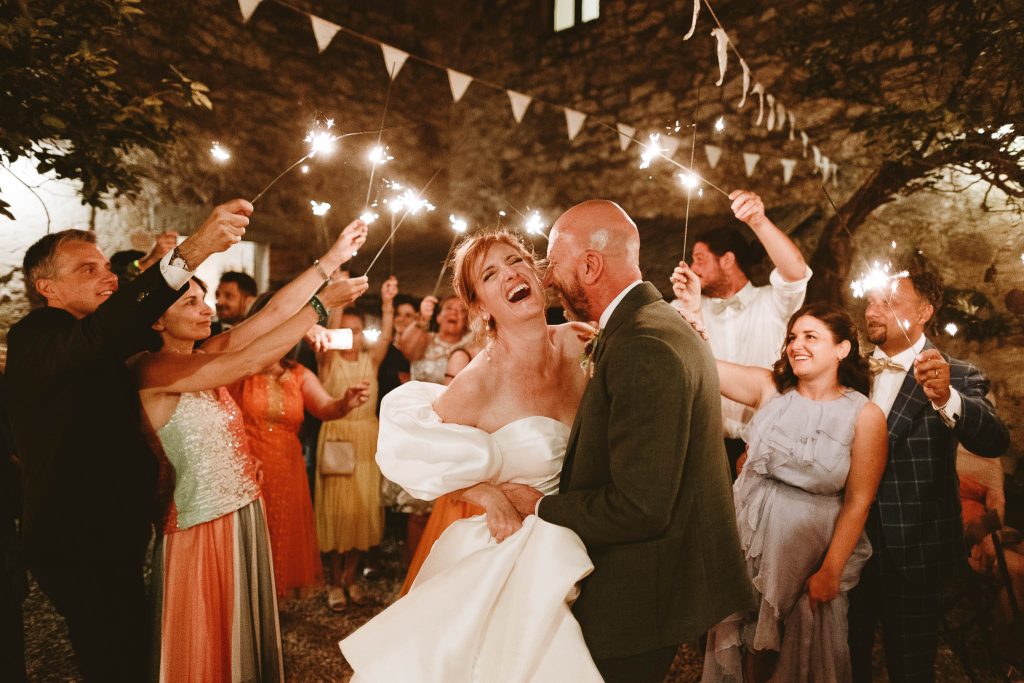 In questa foto gli sposi Monica e Carlo danzano durante la loro festa di matrimonio a Firenze immortalati dai fotografi di Mojo Photography