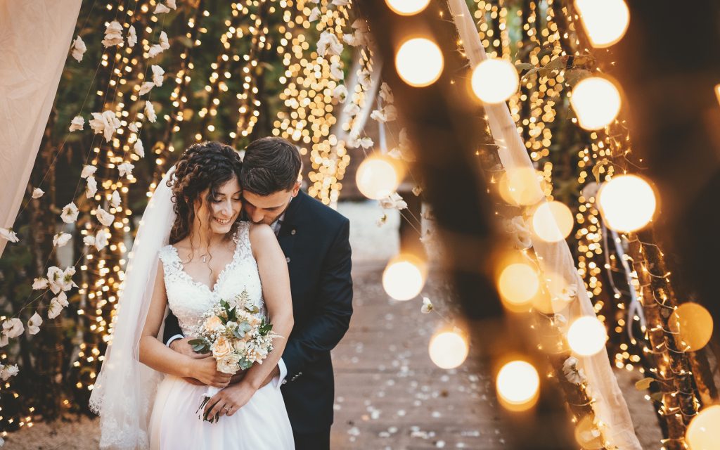 Una foto del matrimonio di Linda e Giorgio caratterizzata da un gioco di luci a cura di Andrea Frascarelli di 35LAB Studio, tra i migliori fotografi di matrimonio a Roma