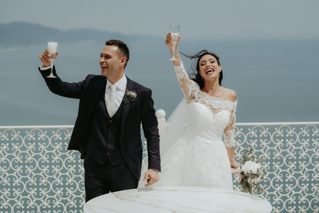 La foto del brindisi delle nozze di Giorgio e Nicolò realizzata da Dario Graziani, tra i fotografi di matrimonio a Roma iscritti a ANFM