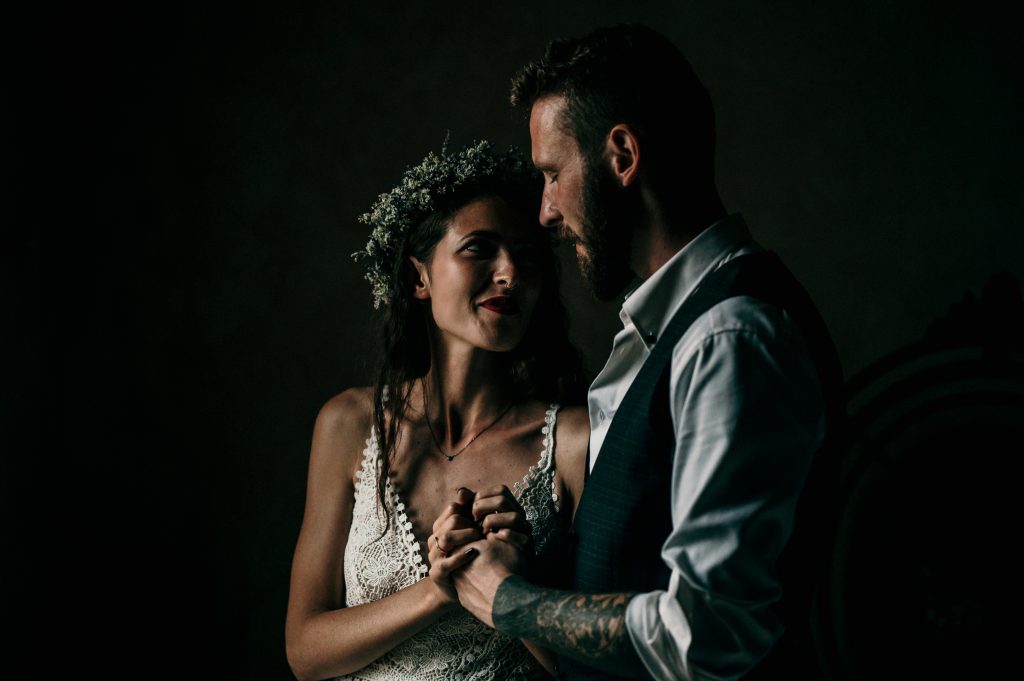 Una foto che gioca con luci e ombre del servizio di nozze di Aria e Tobias, realizzato dal fotografo di matrimonio a Roma Francesco Galdieri dello studio Istanti senza Tempo