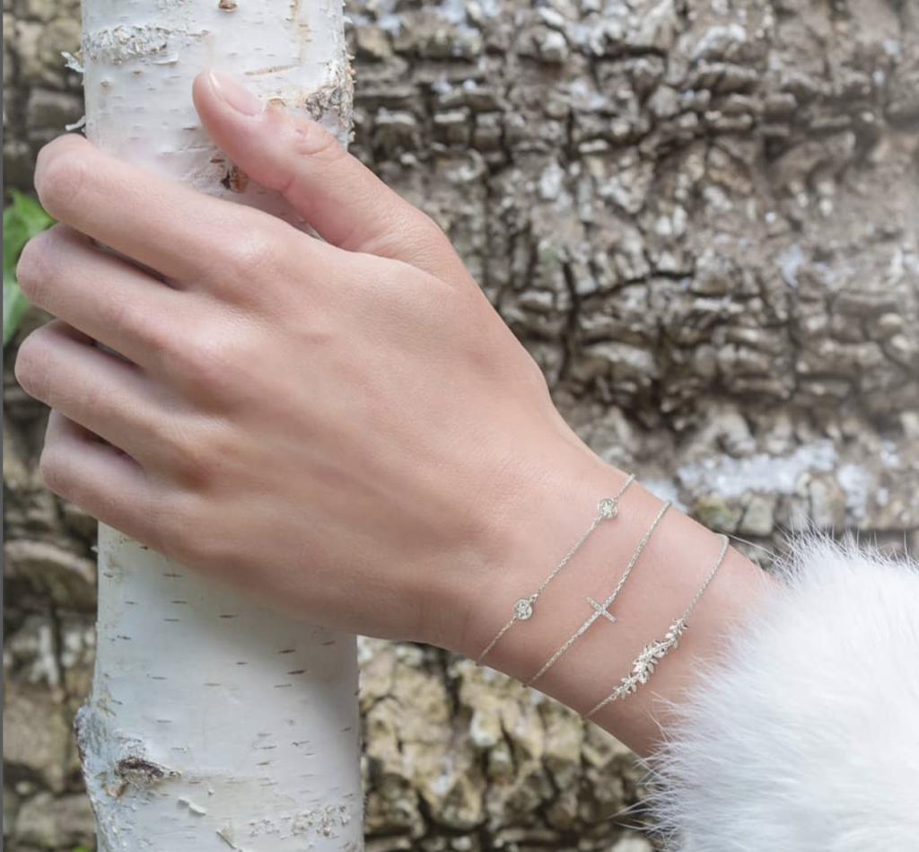 In questa immagine dei bracciali con diamanti che fanno parte della collezione di gioielli Edenly per la sposa