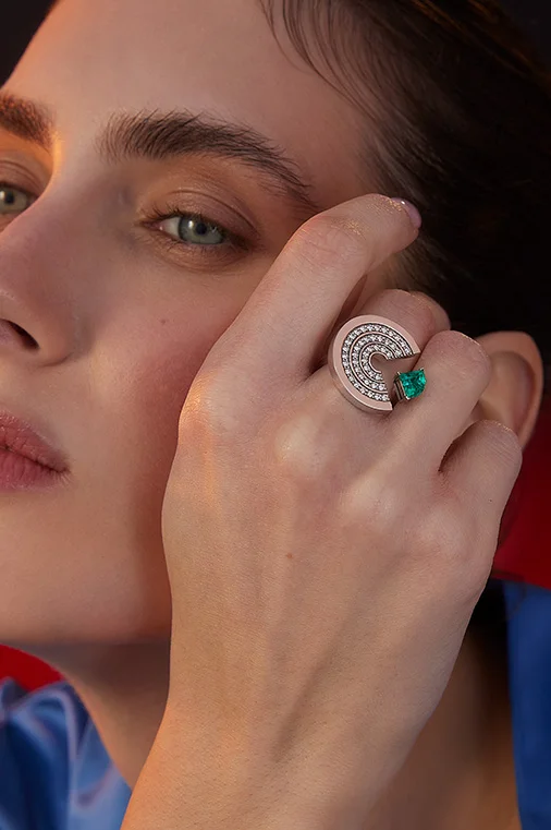 In questa foto una modella indossa un maxi anello geometrico e iper contemporaneo di Crieri