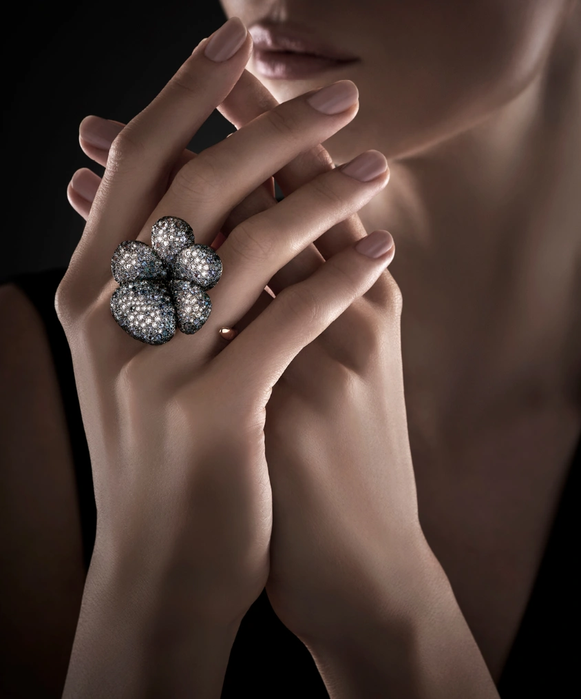 In questa foto un maxi anello a forma di camelia della collezione di gioielli donna Pomellato