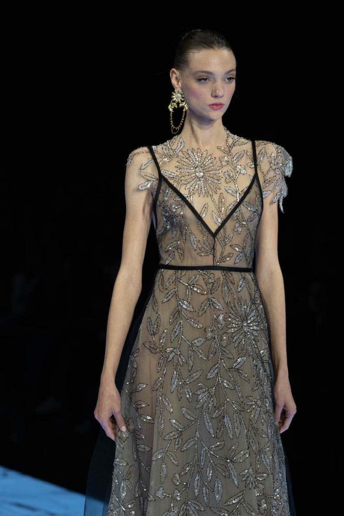 In questa foto una modella sfila indossando un abito da sposa Marco y Maria 2024 scivolato di colore nero con ricami di perline 3D
