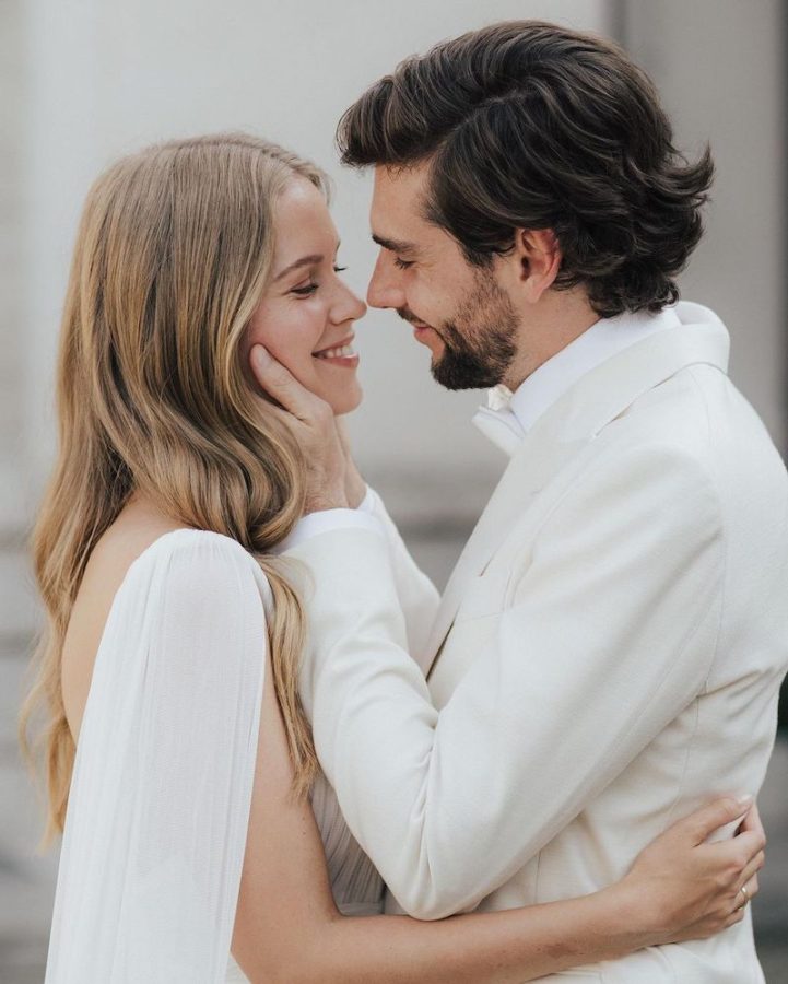 In questa foto un momento del matrimonio di Alvaro Soler con Melanie Kroll: i due sono abbracciati e si guardano innamorati