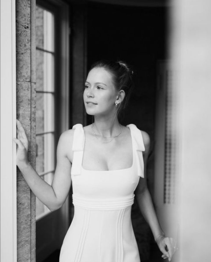 In questa foto in bianco e nero Melanie Kroll posa con una tuta da sposa firmata Rosa Clará