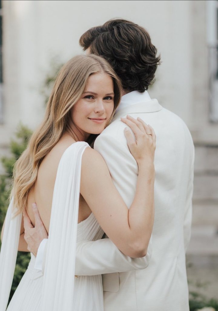 In questa foto un momento del matrimonio di Alvaro Soler con Melanie Kroll: entrambi abbracciati, lui posa di spalle mentre lei guarda verso la macchina fotografica