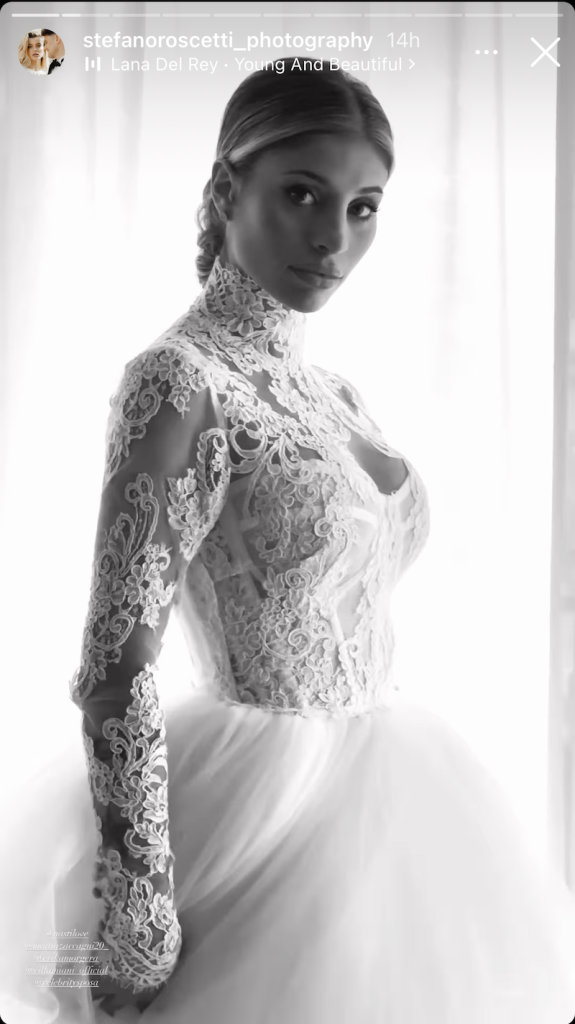 In questa foto in bianco e nero Chiara Nasti in abito da sposa