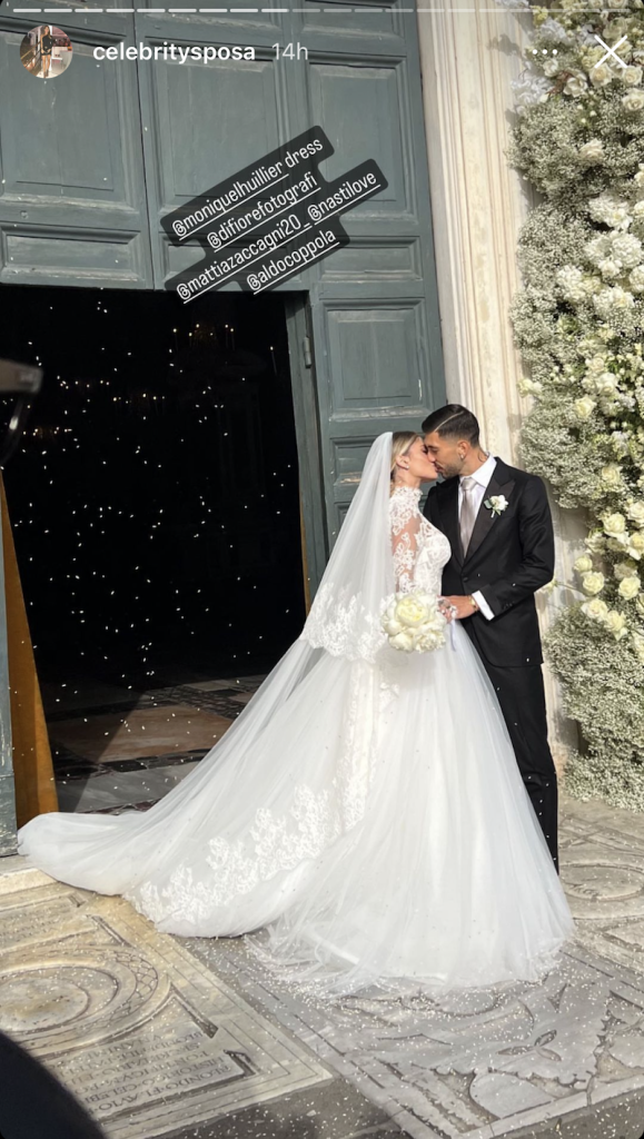 In questa foto Chiara Nasti e Mattia Zaccagni si baciano davanti alla chiesa del loro matrimonio