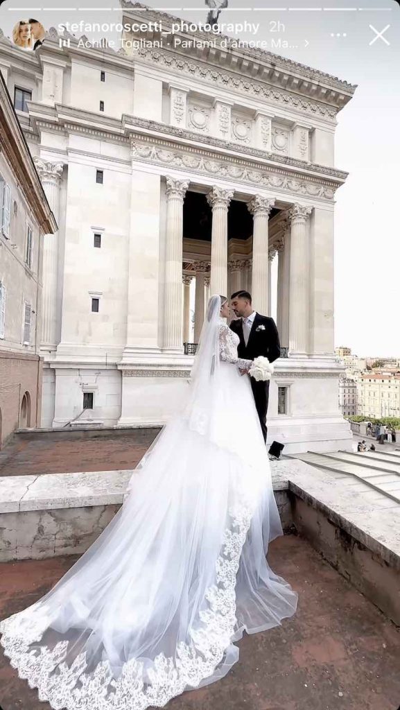 In questa foto Chiara Nasti e Mattia Zaccagni dopo il matrimonio con vista su Roma