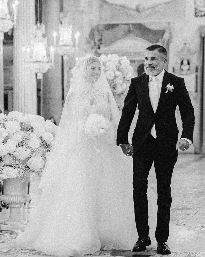 In questa foto l'ingresso in chiesa di Chiara Nasti con il papà