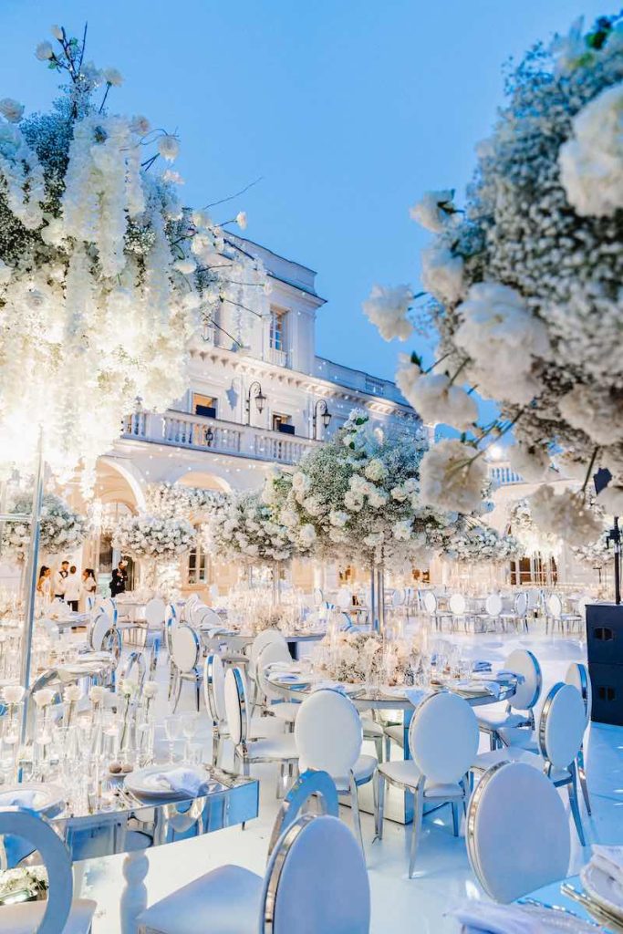 In questa foto l'allestimento total white di Villa Miani per il matrimonio di Chiara Nasti e Mattia Zaccagni