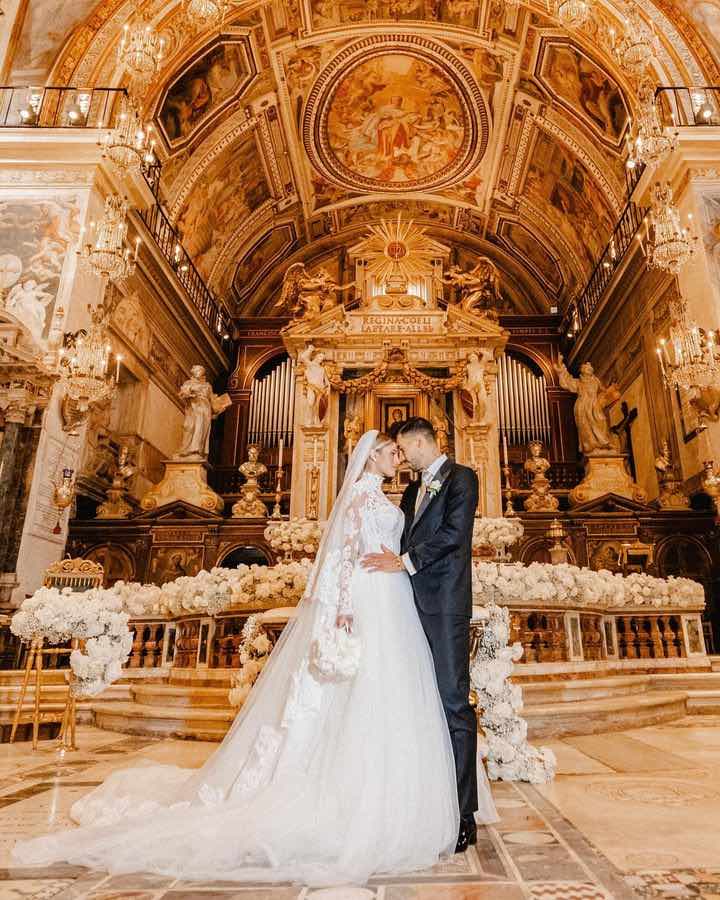 In questa foto Chiara Nasti e Mattia Zaccagni all'altare della Basilica di Santa Maria in Aracoeli a Roma nel giorno del loro matrimonio