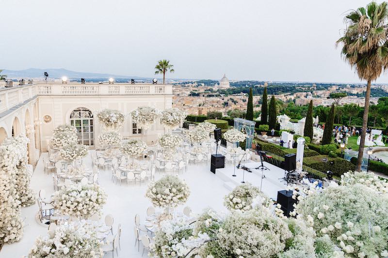 In questa foto l'allestimento total white di Villa Miani per il matrimonio di Chiara Nasti e Mattia Zaccagni