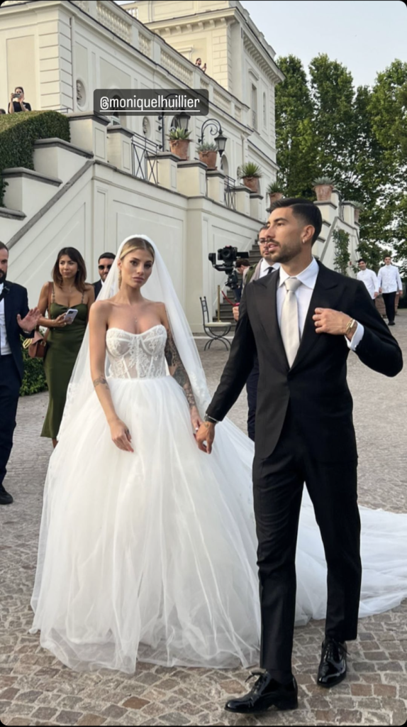 In questa foto Chiara Nasti e Mattia Zaccagni arrivano nella location del matrimonio